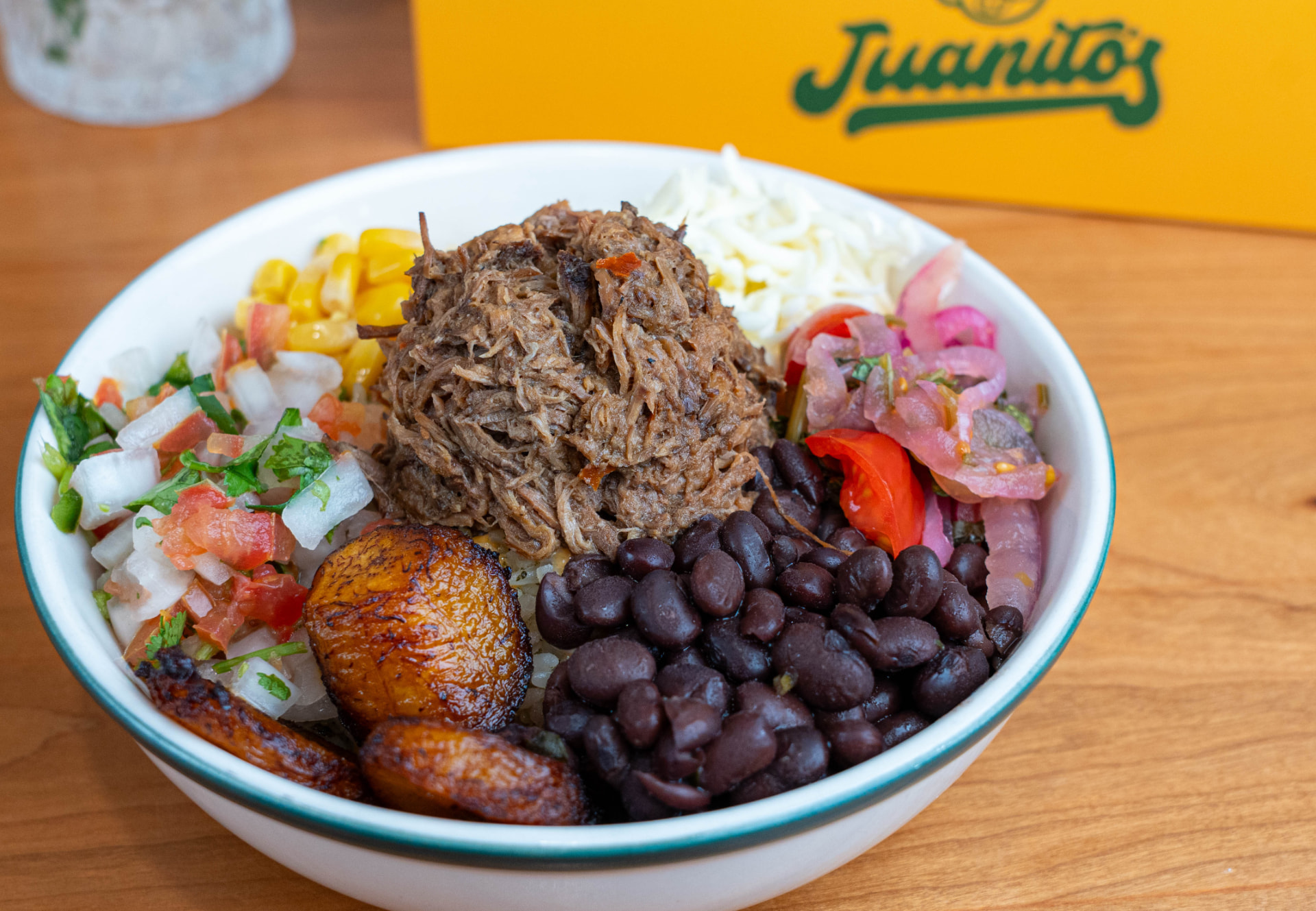Bol latino coloré avec viande, haricots noirs et plantains